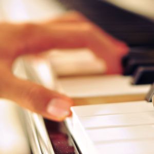 一个吃奶一个添下边18禁欧美
